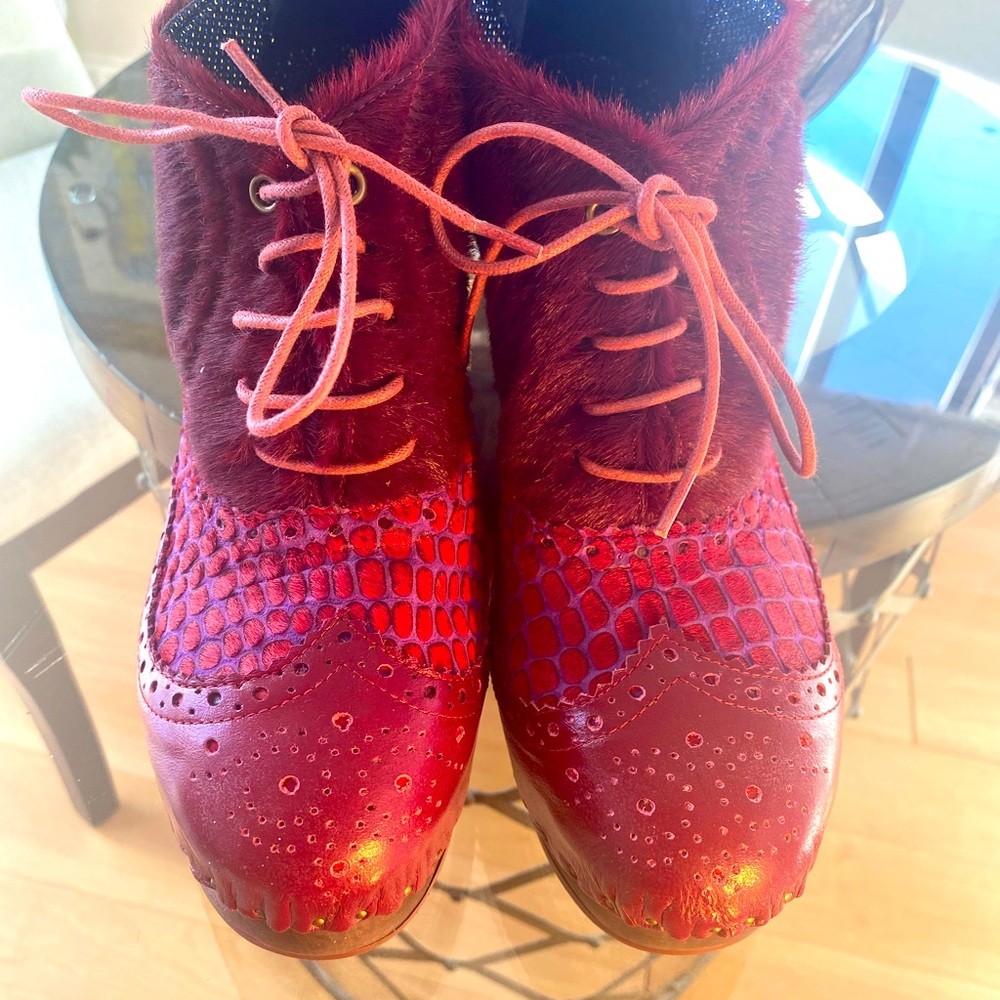 Anime Fun whimsical leather/calf hair lace up platform. Sz.9